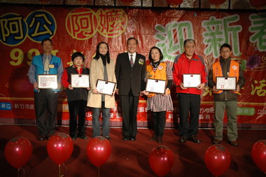 獨居老人圍爐聚餐活動(圖)