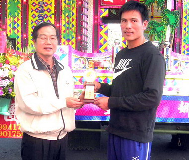 划船代表隊參賽成績優異獲頒獎牌(圖)