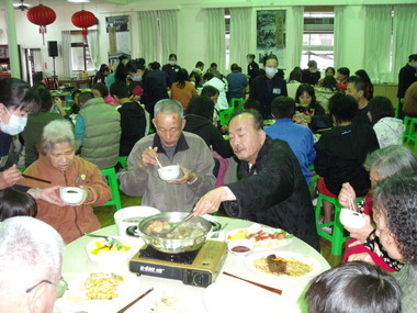 草屯聯絡處於上午舉辦寒冬送暖關懷活動(圖)