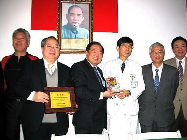 張通榮感謝新光醫院10年來支援山地醫療(圖)