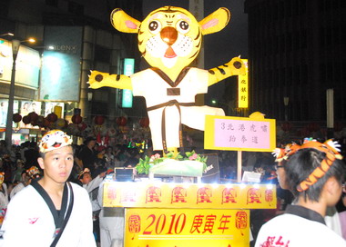 北港辦慶元宵千人提燈踩街祈福活動(圖)