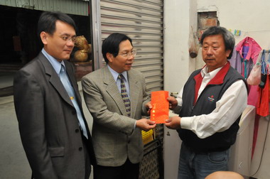 陳慶良代表蘇治芬縣長赴台西鄉慰問癌童(圖)