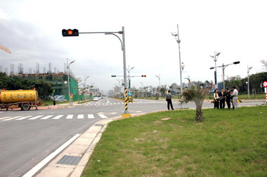 邱鏡淳勘查怪道路指示重新規劃(圖)