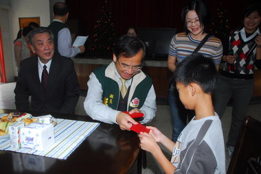 寒冬送溫情(圖)