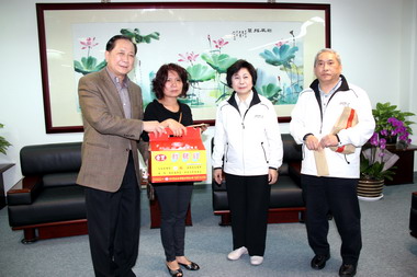 龍山寺關懷風災家屬發放慰助金(圖)