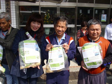 蘆洲市愛心關懷協會送暖傑瑞老人安養中心(圖)