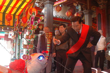 王乾發為城隍廟「會生蛋米龜」開光點睛(圖)