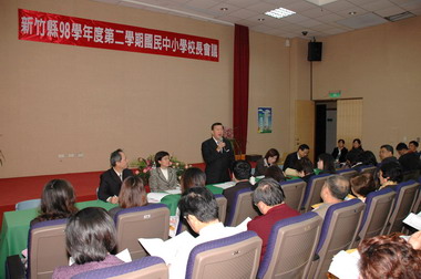 邱鏡淳推廣縣民保險(圖)