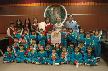 旺暘托兒所的小朋友前往花蓮縣政府拜早年(圖)