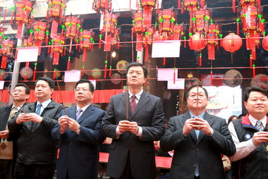 初九天公生 周錫瑋至寺廟上香祈福(圖)