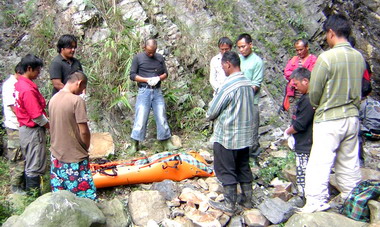 溪水源頭修理水管谷夏蘭墜崖身亡(圖)