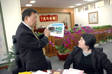 結合漫畫愛情元素邱鏡淳打造愛情火車站(圖)