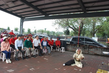 曹啟鴻為清潔隊員加油打氣(圖)