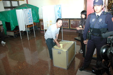 嘉義縣立委補選張花冠前往投票(圖)