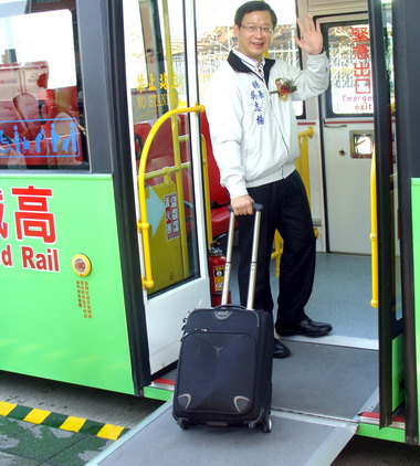 高鐵桃園機場低底盤巴士啟用(圖)