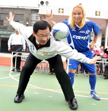 桃園邀韓國足球明星Mr.Woo推廣足球運動(圖)