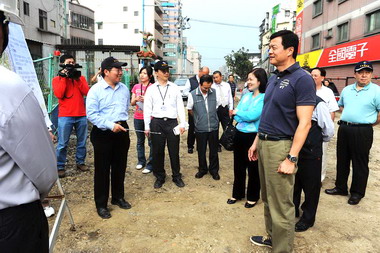 周錫瑋視察樹林各項建設(圖)