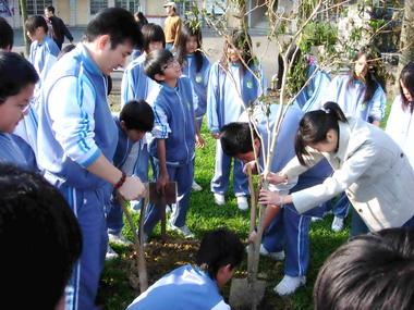 貢中植樹護苗愛地球達低碳校園(圖)