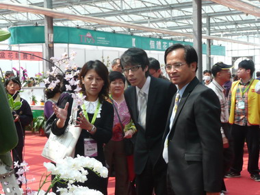 日本皇族後代竹田恒泰參訪台灣國際蘭展(圖)