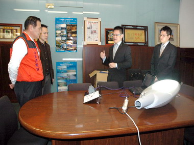 勝方光電贈極光燈 用於護城河沿岸裝設(圖)