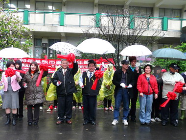 張通榮參植樹活動籲大家綠化保護地球(圖)