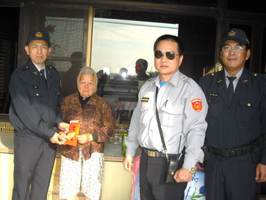 獨居婦屋漏水虎尾警幫修繕(圖)