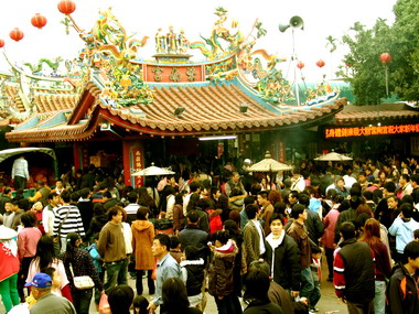 紫南宮辦吃丁酒遊客湧入(圖)