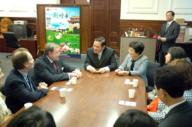 美國多明尼肯學院校長拜會許明財(圖)