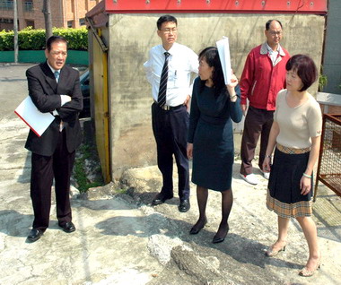 許明財視察成德高中校園積水問題(圖)