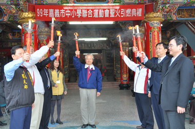 99年嘉義市中小學聯合運動會聖火傳遞(圖)
