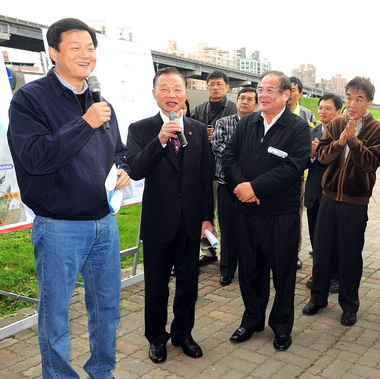 周錫瑋視察藍色公路疏浚及忠孝橋碼頭工程(圖)