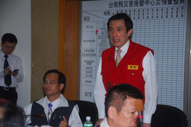 馬英九前往台南縣府應變中心關心災情(圖)