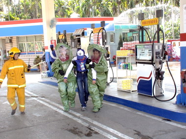 消防局辦消防救災組合訓練(圖)