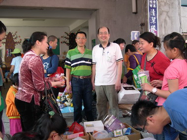 獻愛心  朝科大副教授李富民義賣二手衣物(圖)