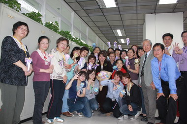 婦女節快樂 黃敏惠濃情巧克力贈市府女職員(圖)