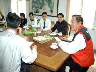 許明財至香山國小視察教學環境需求(圖)