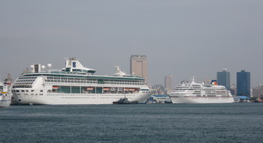 歐洲輪海洋神話觀光郵輪同日抵高雄港(圖)