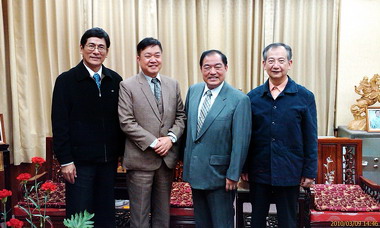 軍人服務站新卸任站長拜會張通榮(圖)