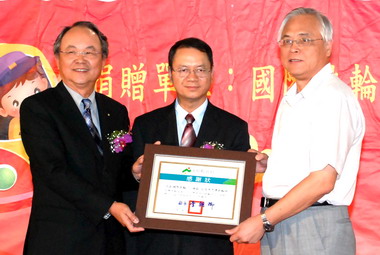 縣府感謝扶輪社捐贈復康巴士(圖)