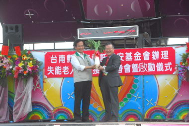 台南縣失能老人交通接送服務啟用(圖)