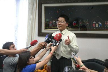 關於國籍疑慮黃健庭出示文件證明(圖)