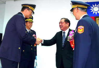 基隆市警局舉行新舊任分局長交接(圖)