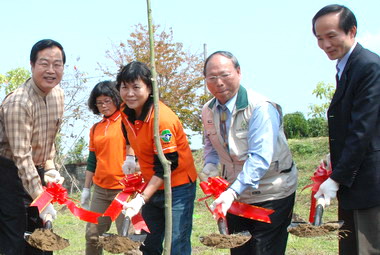 慶祝青年節南投縣長前往營北國中校園植樹(圖)