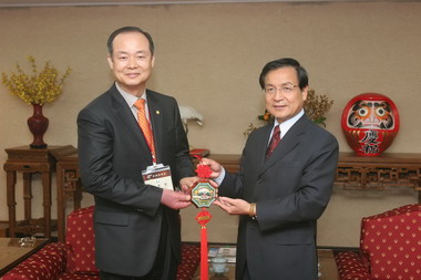 韓國扶餘（Buyeo）扶輪社參訪團拜會市府(圖)