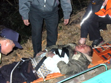 8旬老翁摔落深山溝警消合力救人(圖)