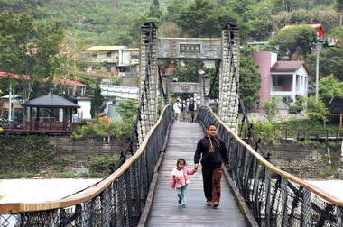 攤販清泉吊橋旁做生意影響景觀(圖)