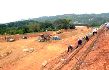 劉政鴻勘查聯大新舊校區聯絡道路開闢工程(圖)