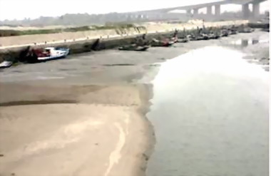 縣府踏勘漁港疏浚砂石堆置與植栽綠化(圖)