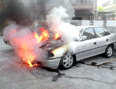 停車格小客車不明原因起火整部車陷火海(圖)