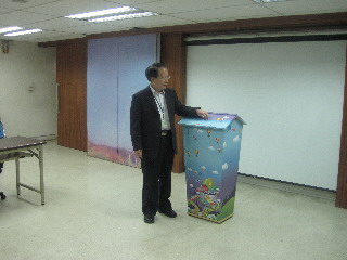 街道垃圾桶著新裝提升市容景緻(圖)